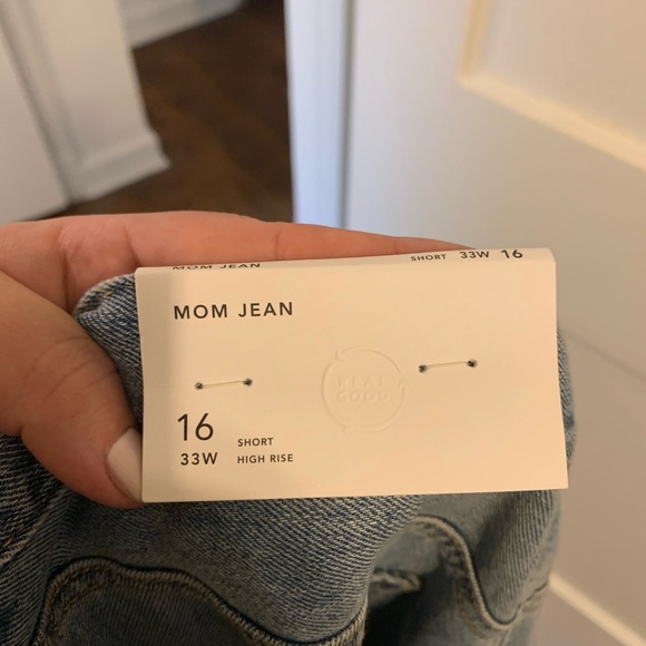 American Eagle “cool mom jean” size 16 (33) short. High waisted. Lightwash - Picture 4 of 8